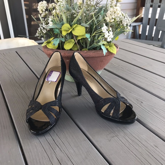 Bandolino Black Open Toe Platform Pump - Picture 7 of 7